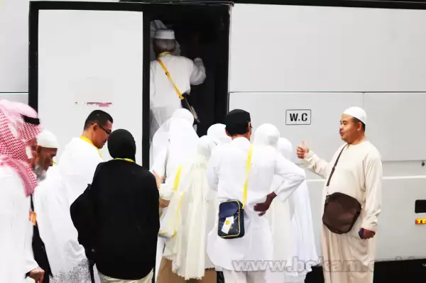 Jemaah umrah sedang antre menaiki bus di depan hotel Jouhara Al Ferdos Al Touba &plusmn; 500 meter dari Masjid Al Haram, Arab Saudi